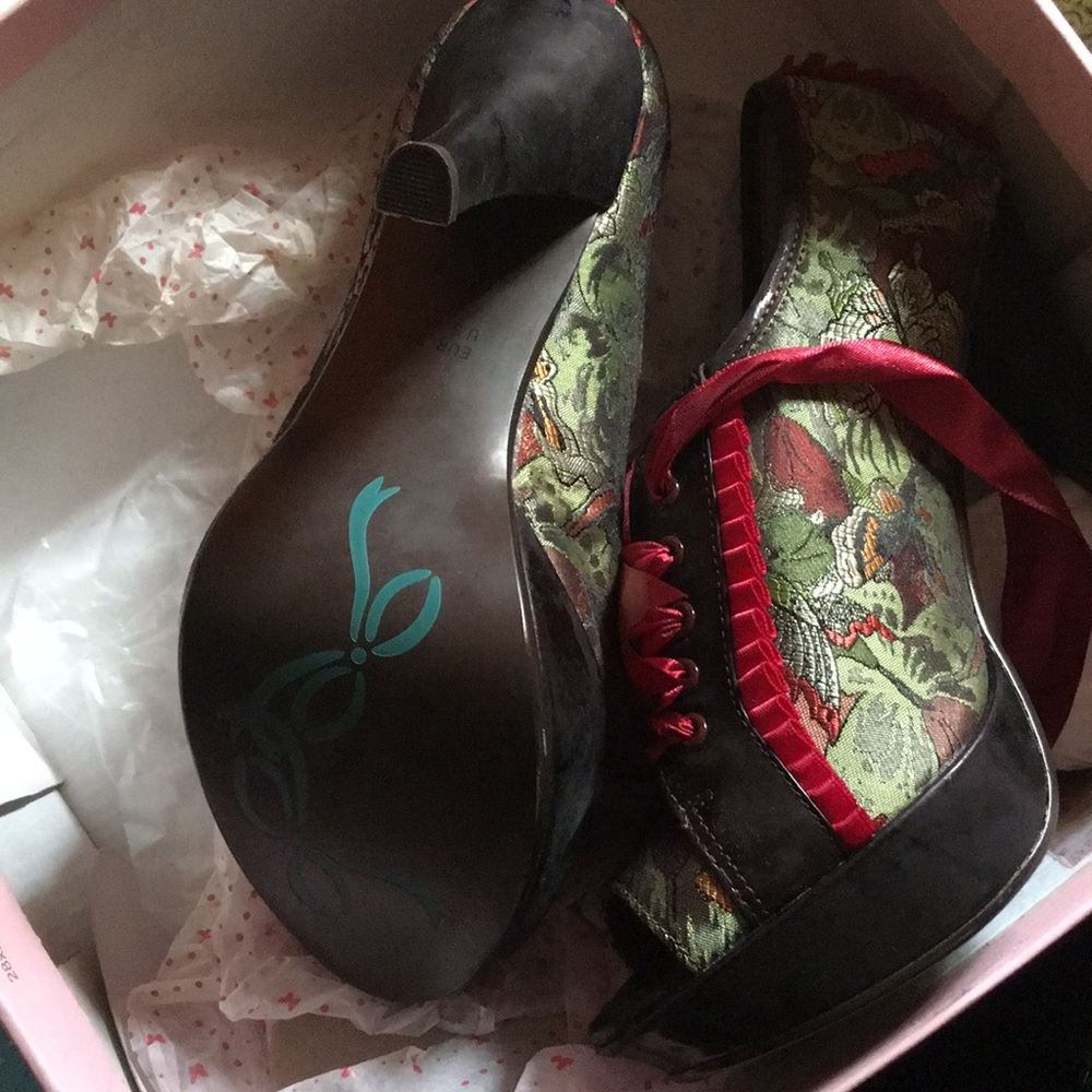 Shoes - Picture 6 of 6